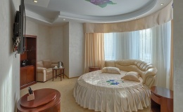  Загородный отель-клуб «Лачи» Московская область FLOWER DBL+ Улучшенный однокомнатный двухместный номер с одной стандартной двуспальной кроватью, фото 3_2