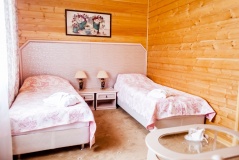 Гостиничный комплекс «Бережки-Холл» Московская область Номер двухместный с двумя кроватями в деревянном доме, фото 2_1