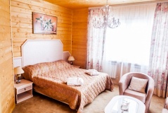 Гостиничный комплекс «Бережки-Холл» Московская область Номер двухместный с двуспальной кроватью в деревянном доме