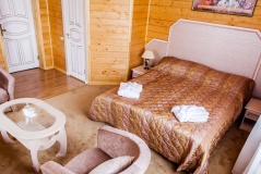 Гостиничный комплекс «Бережки-Холл» Московская область Номер двухместный с двуспальной кроватью в деревянном доме, фото 2_1